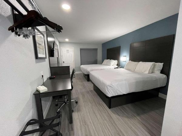 Queen Room with Two Queen Beds and Roll-In Shower - Disability Access